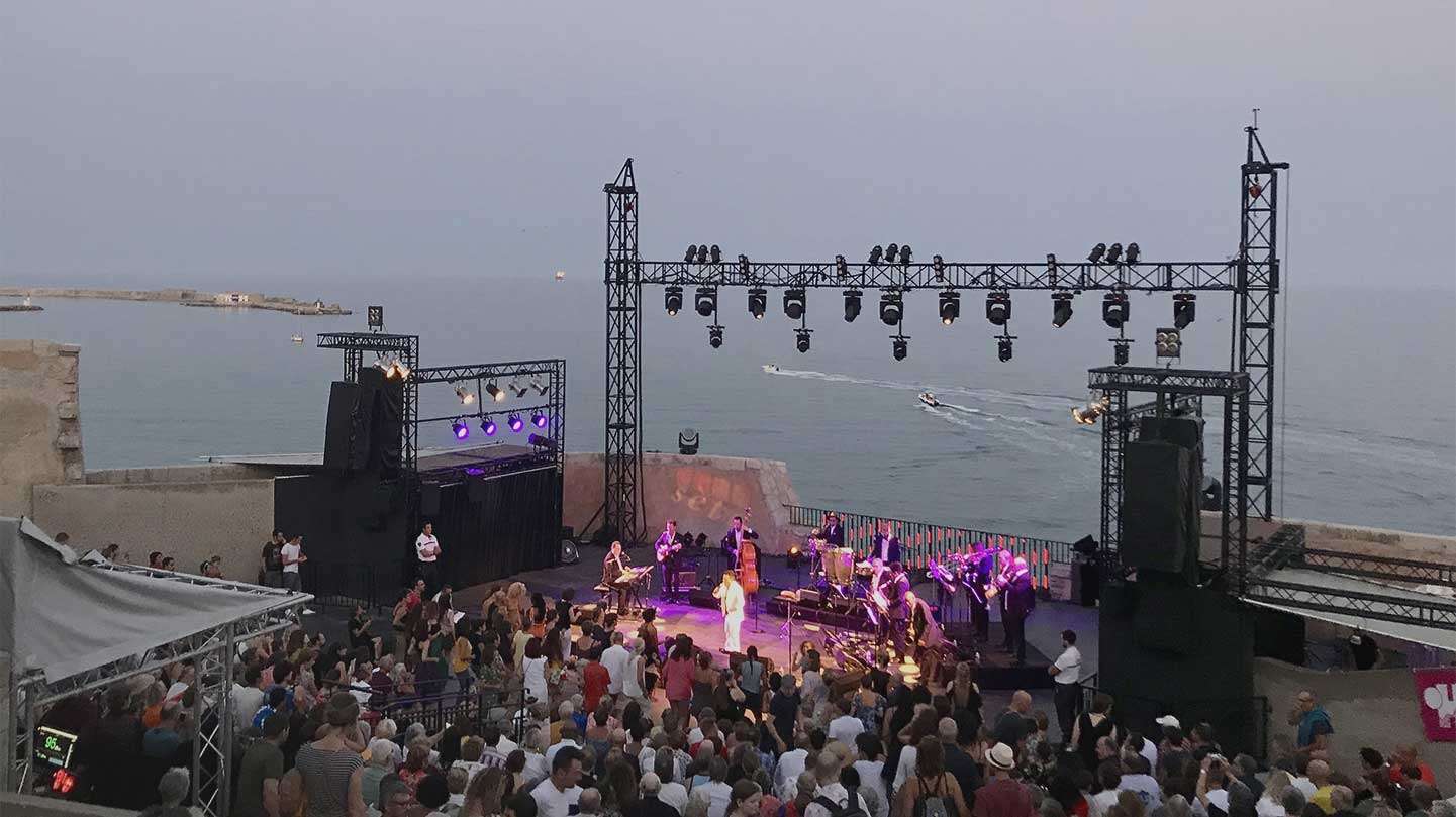 Concert au Théâtre de la mer, face à la Méditerranée