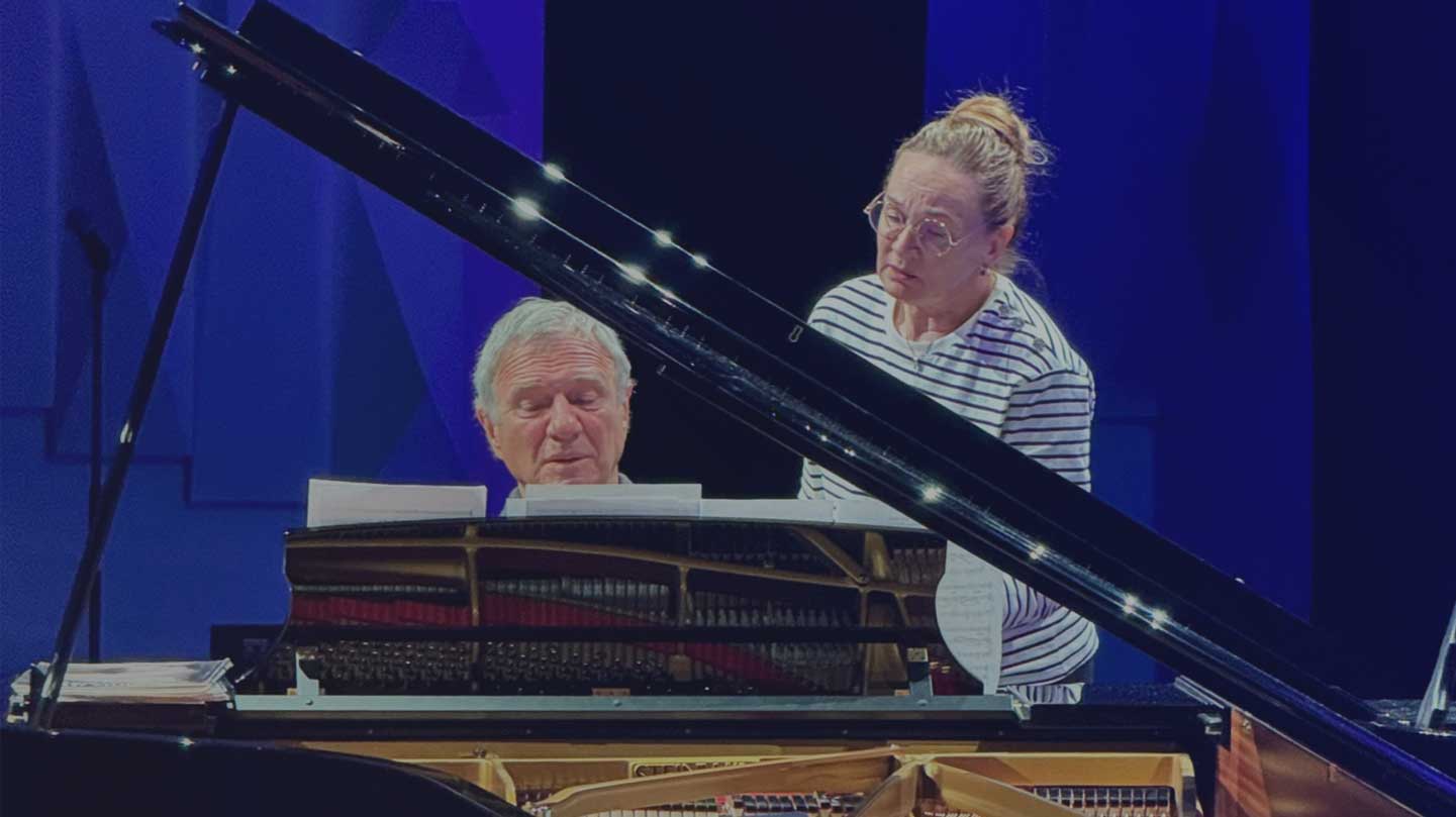 Pianiste et chanteuse, piano à queue